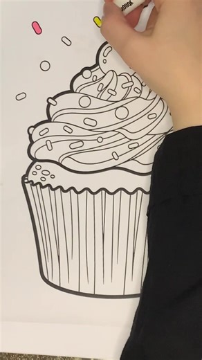 🧁✨ Coloring a cute cupcake Relax and enjoy the colors 🎨 Watch till the end 💛 #fyp #coloring #cupcake #satisfying