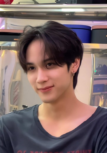 รับบริการตัดผมและทำสีสุดสวยที่ Kabomb Hair