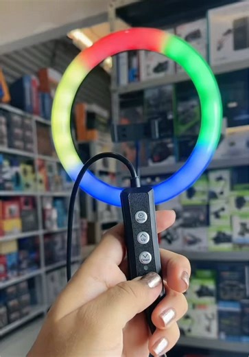 Mejora la calidad de tus fotos y videos con el aro de luz LED RGB con trípode modelo MJ-30. 💡📸 Cuenta con 12 pulgadas de diámetro, proporcionando una iluminación amplia y uniforme ideal para crear contenido, maquillaje, transmisiones en vivo, fotografía o videollamadas. Su iluminación RGB permite cambiar entre diferentes colores para crear efectos visuales llamativos y ambientes únicos en tus videos. 🌈 Además, incluye trípode, lo que facilita colocar tu smartphone a la altura ideal para graba