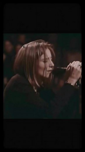 Portishead - Roads (en vivo , Roseland NY , 1998). Cuando el álbum debut de la banda fué lanzado en 1994, inmediatamente captó la atención del público estadounidense que aún estaba en mitad de la época de la escena del rock alternativo de los 90s. Este álbum jugo un gran papel,llevando el Trip- Hop a la atención de la gente. Sin embargo lo genial es como la banda elaboró este sonido haciendo la música lenta, llena de ritmos narcóticos y muestras hipnóticas. Este gran nivel de sofisticación music