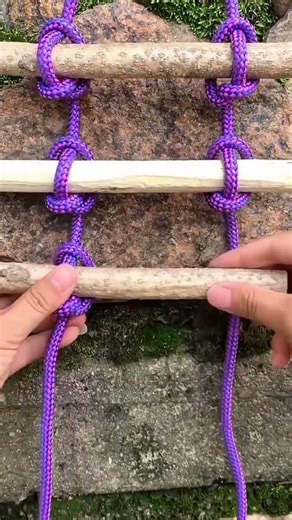 technique for making a small hanging ladder using rope and wood