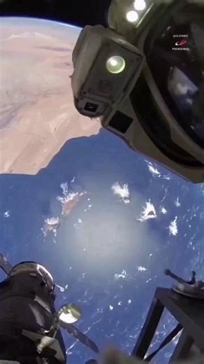 En la transmisión en vivo de la NASA, el pájaro que pasó por debajo en el segundo 4 arruinó toda la magia.  Pájaro espacial 😄 Incluso los que ni siquiera pudieron percibir lo que vieron, dicen "no, no es un pájaro, es un satélite"