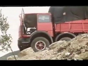 Il Bestione - final - Italian movie. Giancarlo Giannini, alias Nino Patrovita and colleague Michel Costantin alias Sandro Colautti, helped by "SuperShell" Giuseppe Maffioli. | Truck Driver