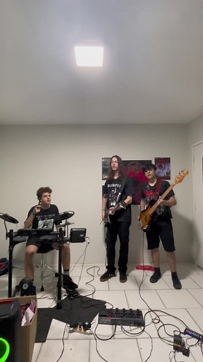 Tome mamonas e segue a Desordem ai carai #metal #mamonasasasinas #banda #band #guitar #drums #bass @Vini @hugoolarcher