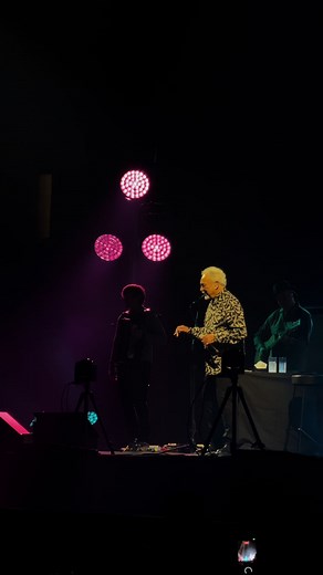 Tom Jones Live Performance of It’s Not Unusual in Chile