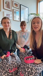 Wir wollten eigentlich nur unsere Outfits für die „Weihnochtn für mi“ Tour besorgen & dann gab’s gleich so ein schönes GoodieBag obendrauf 😍 Zum Jubiläumswochenende von @kolm.fashion am 07.11 & 08.11 gibt’s bei einem Einkauf ab 200 € eine exklusive Goodie Bag mit dazu 🛍️ Wir haben schonmal reingeschaut 🎥 Notizblock, Kaffeebecher, Leggings, Schmuck und vieles mehr - da ist für jede:n was dabei 😉 Happy Jubiläumswochenende KOLM 🛍️ …& euch viel Spaß beim Shoppen 🎉 Vielleicht sehen wir euch ja 