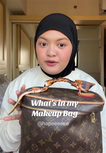 What’s in my makeup bag: Vanity makeup bag tour