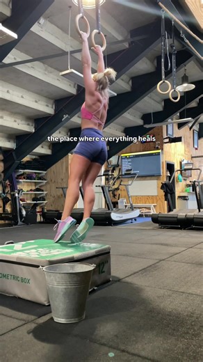 The gym isn’t about reps or PBs for me 🥹 It’s where I’ve cried quietly between sets. Where I’ve rebuilt myself after setbacks. Where I’ve remembered who I am. Where I’ve felt like I belong. For years, sport has been my anchor. A space where I can show up exactly as I am with no pretending, no shrinking, no noise. 🫶🏼☺️ There’s something powerful about walking into a room full of people all carrying their own battles… and choosing to move anyway. Healing doesn’t always look like stillness. Some