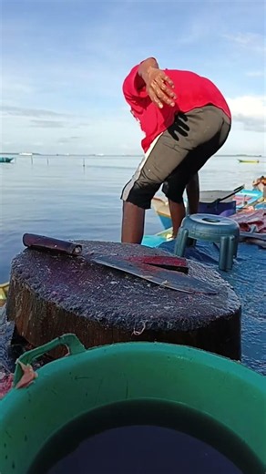 This great skill makes it easy to split large tuna perfectly #fyp #tuna_fish_cutting #lokalmarket