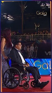 📺🎶 #GalaXMega | Mauricio Medina, más conocido como el Indio de Dinamita Show, protagonizó un emotivo momento en la Gala del Festival de Viña. Comenzó su desfile en silla de ruedas y en la mitad de la alfombra roja se levantó para caminar. #FestivalXMega | Mega.tv