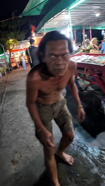 Gili T Night Market. fresh fish, normal evening. then this guy started walking straight at me… something felt off. #nyatabali #ogohogoh #foundfootage #nightmarket #baliculture