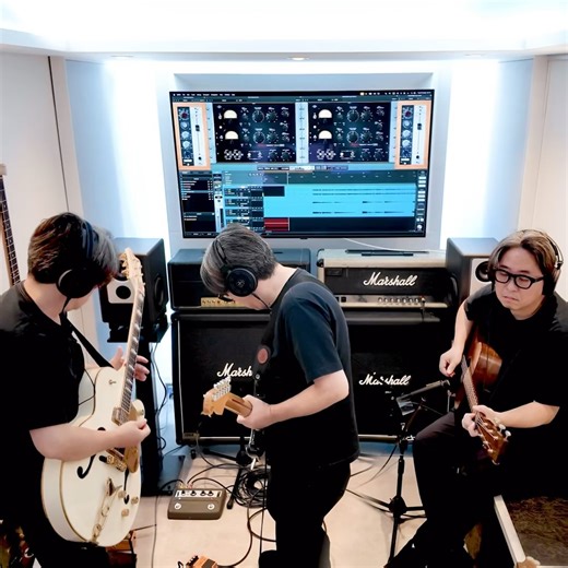 KENTARO KIUCHI on Instagram: "♪This Velvet Glove @chilipeppers This video will be uploaded to my YouTube channel. 【System & Instrument】 Guitar：Fender Custom Shop Master Grade,1954 Stratocaster. ↓ Pedal Board："Californication Era" JF Pedals ↓ BOSS CE-1(Stereo Out) ↓↓ CE-1 L OUT : Marshall 1967 Major 200W P:4 B:8 M:4 T:6 Channel Link Volume1:2 Volume2:2 CE 1 R OUT : Marshall 2555 Silver Jubilee P:5 B:6 M:5 T:5 O:4 Input Gain :2 ↓ Recorded with a microphone mounted on a Marshall 1960 AB cabinet. ↓