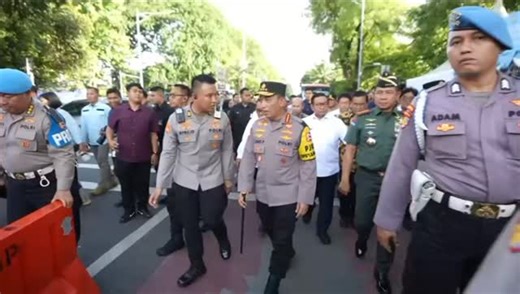 CiciTvJambi on Instagram: "Kapolri Jenderal Polisi Listyo Sigit Prabowo meninjau pengamanan Misa Malam Natal di Gereja Katedral dan GPIB Immanuel, Jakarta Pusat, Rabu (24/12), bersama jajaran menteri dan pimpinan TNI–Polri. Sebanyak 147 personel gabungan TNI–Polri dan unsur masyarakat dikerahkan untuk memastikan ibadah berlangsung aman dan nyaman. Polri menegaskan komitmen memberikan pengamanan terbaik selama Operasi Lilin Natal dan Tahun Baru, serta mengajak seluruh elemen bangsa menjaga persat