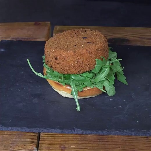 genuinely HOW are you supposed to eat this without getting liquid cheese all over yourself