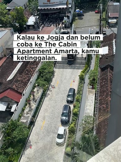Jangan ke Jogja dulu sebelum tau tempat ini! 🤫🏨 The Cabin Apartment Amarta ini beneran game changer. Kamarnya luas, ada balkon dengan city view Jogja yang cantik banget, dan fasilitasnya nggak main-main. Cocok banget buat kamu yang mau long-stay atau sekadar self-healing di akhir pekan. Kelebihannya? ✅ Bisa Check-in & Check-out kapan aja! ✅ Ada kolam renang & tempat fitnes. ✅ Kamar modern & estetik. Jangan sampai ketinggalan, ajak temen/keluarga kamu staycation di sini! #TheCabinHotel #Staycat