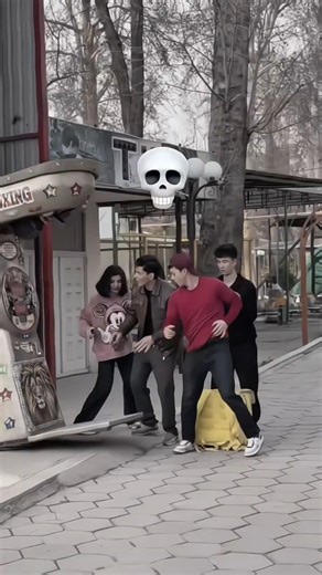 delivery boy prank..., 😁🤣#youtubeshorts #viral #shortsfeed #gym #prank #trending #like #views #phonk