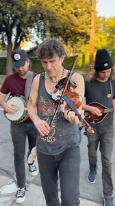 Did you know that Chuck Berry partly adapted his song “Maybellene” from “Ida Red”? Walking & fiddling around Los Angeles. Video: Jessica Babin #bluegrass #bluegrassmusic #fiddle #banjo #mandolin #livemusic #busking #watertowerband #fiddletune | Water Tower