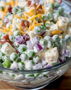 Classic Pea Salad 🫛 Creamy, crisp, and full of flavor—this old-school side never goes out of style! 😋 You’ll Need: * 4 cups peas (thawed) * 8 slices bacon (crumbled) * ½ red onion (diced) * 1½ cups cheddar (cubed) * ½ cup sour cream ½ cup mayo * 1 tbsp sugar 1 tbsp vinegar | Old Grandma's Recipes