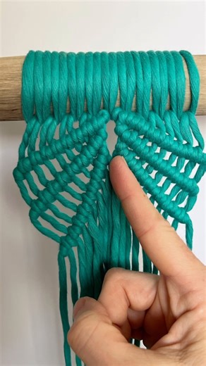 This macrame pattern has been one I’ve been eager to start for a while, but I kept telling myself it was more important to do other business-related tasks, rather than the project that I just wanted to do for fun 🤩 Almost immediately after I filmed the video part of this reel I found that I’d misjudged the angle I needed to direct the clove hitch knots. I ended up undoing almost everything except for the first row 🤷‍♀️ Some of you may recognise this teal colour from the post a couple of weeks 