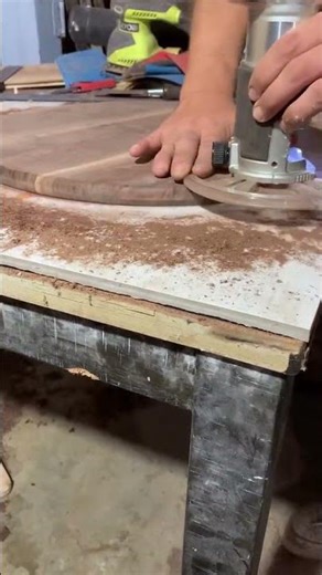 Creating a 3/8” fillet on my tabletop with my makita router #wood