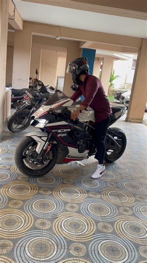 #kawasaki #zx10r #kawasakizx10r #alexkardam #wheelie #stunt #race #motorcycle #motogp #girl