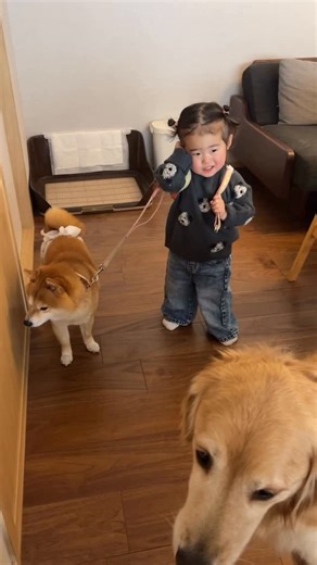 うにandおから🐾 on Instagram: "ハマっているパパの仕事の電話の真似をする1歳児 「またやってるよ〜😐」な表情のうにおから🤣 ストーリーに載せたら反響が大きかったのでこっちにも載せました😂"