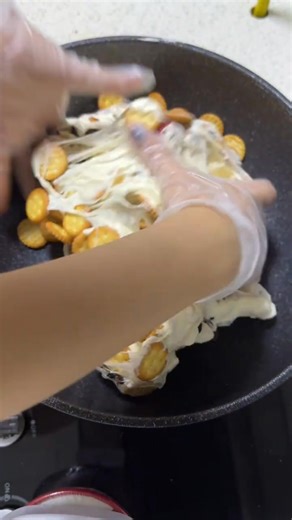 1.4K views · 17 reactions | Tasty Fluffy Snowflake Snack #snowflakes #crispyflakes #marshmallow #sweetrecipe #snackideas #homemadetreats | 陈陈雪花酥 | Facebook