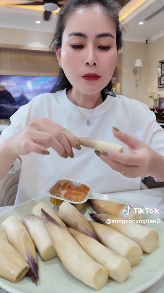 Tiên bán măng vầu ngọt nha mọi ng ✍️ cần mua nhắn dép cho em ! Dép em có gim đầu kênh 🌤️ #mukbang #anngoncungtien #ancungtien #mangvautaybac #mang
