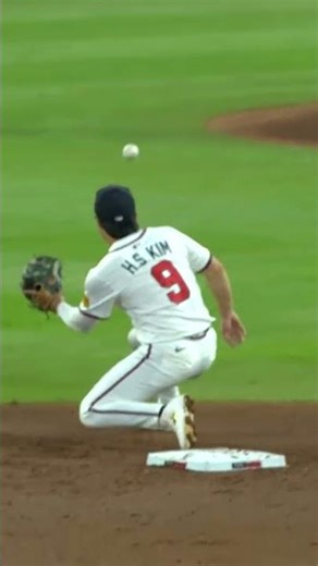 Nasim Nuñez evades the tag with a BRILLIANT swim move! 🏊