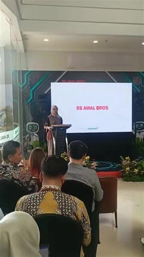 RS Awal Bros Batam resmi meluncurkan layanan Robotic Orthopedic Surgery pertama di Kepri menggunakan CORI Robotic Surgical System dari Smith Nephew. Ini penjelasan Direktur RS Awal Bros Batam, dr. Widya Putri, MARS, Jumat (12/12/2025) Reporter: Ian Sitanggang | Tribun Batam