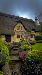 The Cotswolds 🏴󠁧󠁢󠁥󠁮󠁧󠁿 Here’s another pretty, reel of the Cotswolds for you to enjoy! Of a majority of the best hidden gem cottages we have in the Cotswolds, I only found this one last year, it’s very pretty I have to admit I hope you agree with us too! Have you found it in person as well?✨💚🏡 If you like what you see and love the Cotswolds. Please consider following us at @Cotswolds_Culture today! 📸 Reel By: Matt @cotswolds_culture ☀️ #Cotswolds_Culture To Feature! 🏡 🧡 We Hope You Enj