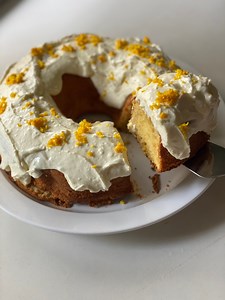 Resepi kek simple untuk di hidang Hari Raya… mudah dan senang. Mori gunakan Marjerin SERI PELANGI. Bau aroma kek dah siap bakar wangi sedap. Marjerin SERI PELANGI ni kaya dengan Vit. E, makanan bebas kolestrol, dan tanpa proses penghidrogenan. Jom cuba! Bahan-bahan: 250gm Marjerin SERI PELANGI 210 gm gula castor 4 biji telur ayam gred A 230 tepung gandum 1 sdt baking powder ¼ sdt garam 1 sudu teh vanila extract 80 ml jus perahan limau suskist (tepung, baking powder dan garam di ayak kan beberapa