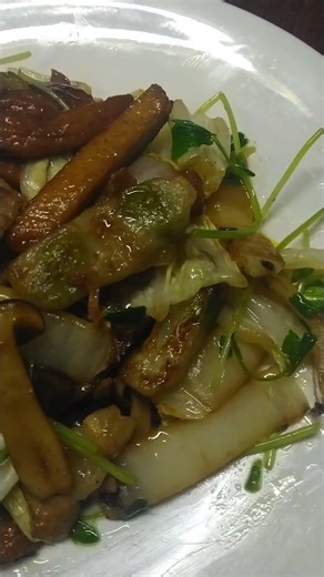 おはようございます。🌷バラ肉と野菜のオイスターソース炒め。シメジ白菜、薩摩あげ、ウィンナー、豆苗。良い一日を。