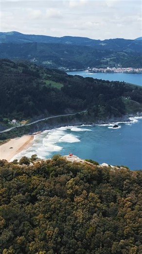 Apunta este rincón con unas de las mejores vistas de Urdaibai 🔝 El Cabo Ogoño se encuentra entre la playa de Laga y el puerto de Elantxobe, a 308 metros de altura, lo que lo convierte en un punto sencillo de llegar. Una vez alcances su cima, tras dejar atrás pueblos como Ibarrangelu o el propio Elantxobe, tan solo te quedará disfrutar de una panorámica para el recuerdo de la Reserva de la Biosfera de Urdaibai. 📍 Cabo Ogoño, Urdaibai 📹 Sormen Komunikazioa Cape Ogoño is located between the beac