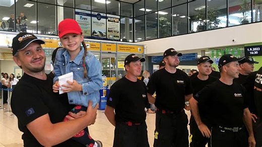 VIDEO: Dojetí v Mošnově. Čeští hasiči se vrátili ze zásahu v Řecku