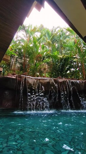 Baldi is the LARGEST hotspring resort in the world!! 🌍 Sits right next to the Arenal Volcano in La Fortuna, Cost Rica. #hotspring #costarica #arenal #volcano #lafortuna #treatyourself #🌍 #🏔