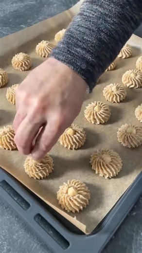 Kekse in nur 15 Minuten! Diesen Trick kennen nur wenige! Sie sind so lecker! Leicht und einfach 😍 Zutaten: 200g weiche Butter 100ml Öl 1 Pk. Vanillinzucker 1/2 Pk. Backpulver 200g gemahlene Haselnüsse 120g Puderzucker 2 Eier 400g Mehl Backzeit: 175°C vorgeheizten Ofen, O/U-Hitze ca. 20 min. backen GUTEN APPETİT ❤️ 🌸🌸🌸🌸🌸🌸🌸 🍪 Sadece 15 Dakikada Kurabiye! 😍 Bu hileyi çok az kişi biliyor! Hem çok lezzetli hem de çok pratik! 👌🏼 Malzemeler: 200 g yumuşak tereyağı 100 ml sıvı yağ 1 paket va