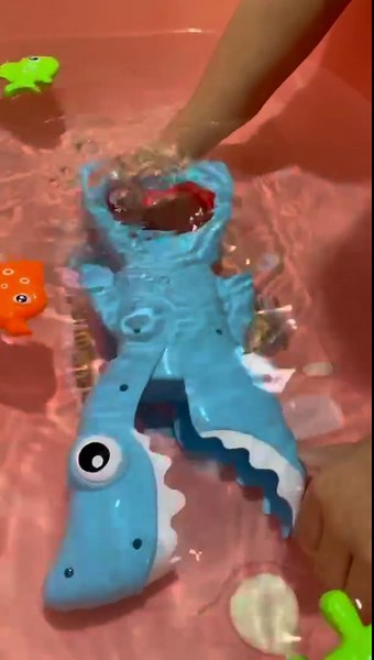 Shark Grabber Baby Bath Toys - Blue Shark with Teeth Biting Action Include 4 Toy Fish - Bath Toys for Kids Ages 4-8 Boys Girls Toddlers Pool Toys