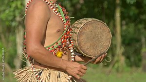 Indigena amazónico tocando el tambor