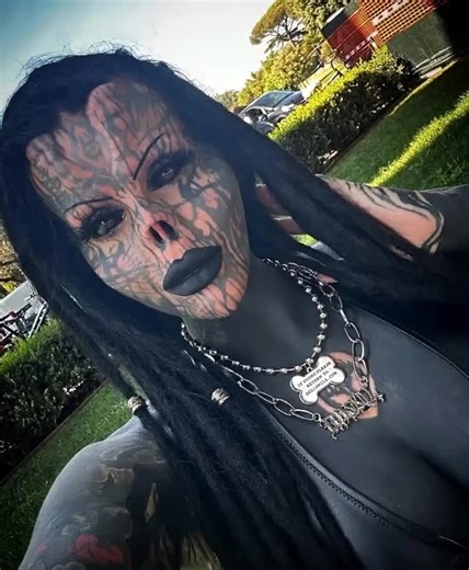 “Toxii’s dramatic transformation will leave you speechless!” 😱💀 From long blonde hair and soft glam to jet-black hair and full-body tattoos, Toxii’s transformation is truly jaw-dropping. See her before-and-after photos that are taking social media by storm in the comments below 👇 | Xia Tricks