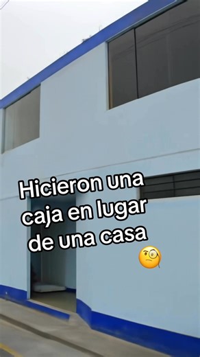 La fachada de la casa es muy simple y de color azul #casa #diseño #construccion #decoracion | Don CASAS vives