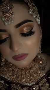lain g is bronzy gold glitter makeup look ki special request ae the hum ny kaha ap ki farmaish ho aur hum poi na karain… next ap kon si look daikhna chahty hain . comment down #bridalmakeuplook♥️♥️♥️♥️ #bridalseason2025 #decemberbooking #welcomedecember #ılovemakeup #ilovemyjob❤️ #ilovemakeup💄💋 #lovejewelry #brownnudelipstick #👄 #lipcolour colour | Zarvas Makeup Lounge