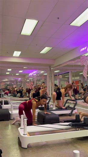 One heck of a side plank a dumbbell 💪🏼 If you know how I teach it’s very rare that I pick up a dumbbell! But in the right flow and for the right class, boy was it fun. When adding in weighted props, I really consider how it can both assist and enhance the movement and the aptitude of the client. For example, I know that our Vicalates Pro gang are weapons at a side plank, understand the mechanics and can achieve alignment. So when I integrate a weighted prop, it will challenge this alignment bu