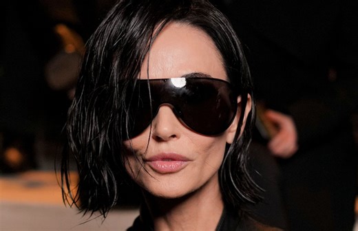 Adieu les cheveux longs : Demi Moore surprend avec un carré court radical au défilé Gucci - Elle