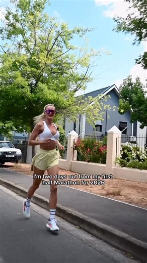 Uleen Fourie on Instagram: "Last-minute pasta panic is not the answer!💁‍♀️ The days leading up to a half-marathon feel very different from the rest of the training block. Less load. More intention. More fuel. Right now, I’m not “carb loading”, I’m eating well, consistently, and intentionally, using familiar meals from @health_eapp that my body already knows how to digest 🤍 A few things most women need to hear before race day 👇 ✨ Carbs matter, but extremes don’t. Most females do well with a gr