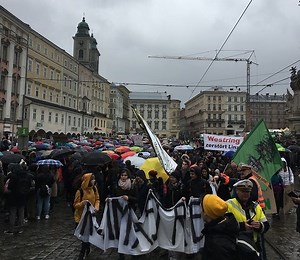 Über 2000 Schüler aus Oberösterreich haben heute in Linz für ein besseres Klima demonstriert! 🌎 🌈💪🏻 http://bit.ly/klimademolinz | Life Radio