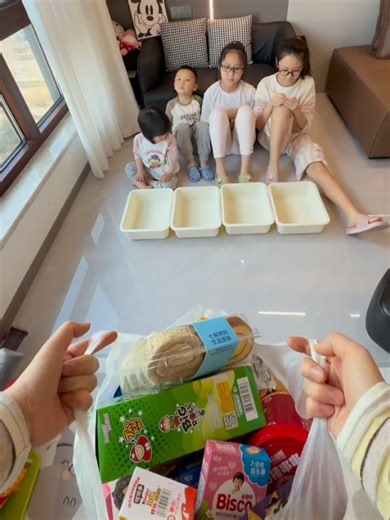 零食分享乐趣：妈妈与孩子的美好时光