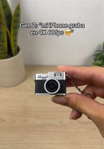Pero tu iPhone no tiene lo que tiene esta mini cámara… 🥹 #minicamara #cámara #minicamera #llaveros #photography esta mini cámara retro graba videos en FHD, cuenta con una tarjeta de memoria de 32GB y es perfecta para todo aquel amante de las fotos, funciona como llavero para su fácil acceso a la hora de tomar fotografías