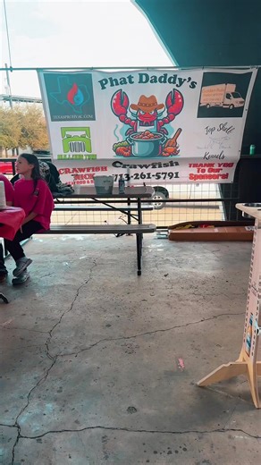 Today we stopped in and supported a new vendor that will be out here in Houston @Phat Daddy's Crawfish ! The flavor was hittin and they have a large menu, not just Crawfish ! Be sure to check them out they will be at @RavenTowerHTX on the weekends this season! #houston #crawfish #crawfishcommunity #crawfishboil #crawfishseason