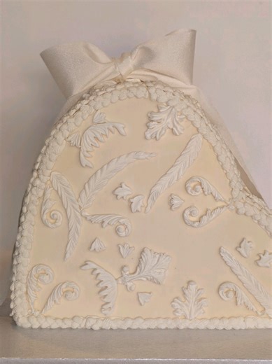 Inspired by vintage lace and timeless craftsmanship, this design is a true statement piece 🤍 CREATIVE COOKIES BY ASH www.creativecookiesbyash.com.au #customcookies #decoratedcookies #fondantcookies #cookieartist #cookieart